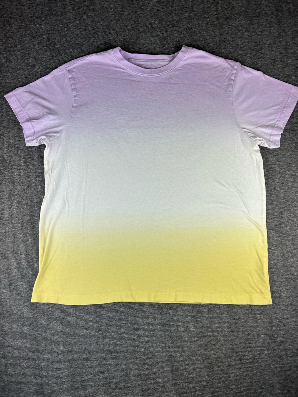 Men’s Original Use Gradient T-Shirt Size XL Light Purple, White & Yellow.